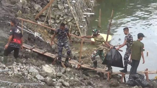 1.000 Orang Digerakkan Membersihkan Bantaran Kali Remu