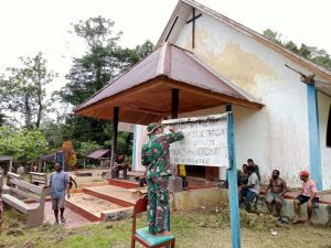Bersama Masyarakat Satuan Tugas Yonif 133/YS Bersihkan Gereja