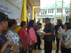 Pj Gubernur PBD Serahkan Bantuan Pangan Tahap II