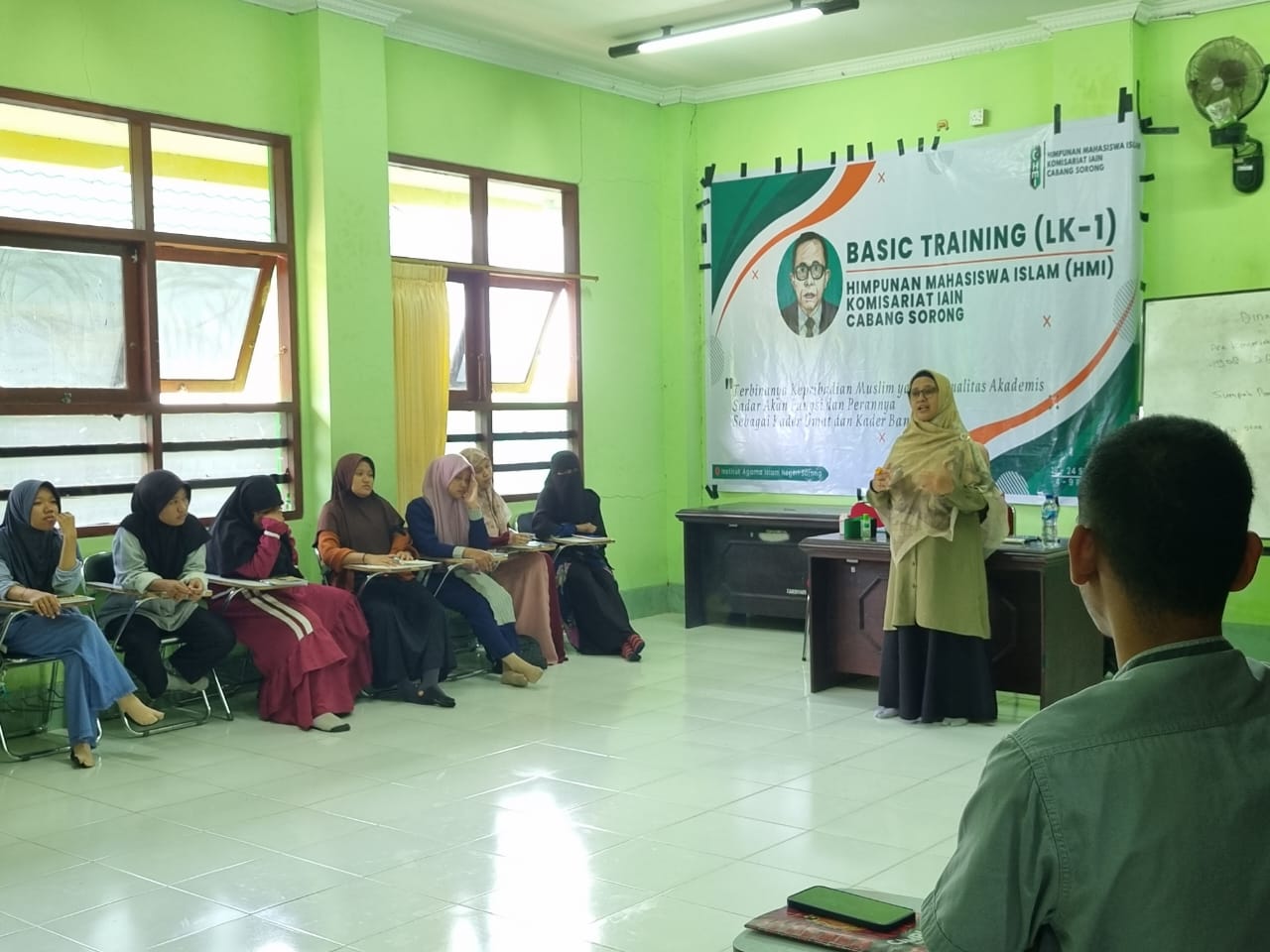 Kandhi Tilwildani Renleeuw saat membawakan materi pada Basic Training LK I HMI Komisariat IAIN Sorong yang dilaksanakan di Kampus IAIN Sorong. [foto: Ayu]