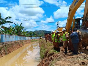 Cegah Banjir, Panjabat Wali Kota Sorong Tinjau Langsung Normalisasi Sungai