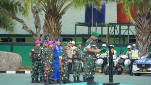 TNI-Polri Gelar Apel Pasukan PAM VVIP Kunker Ibu Wapres di Sorong