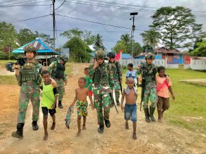 TNI Berikan Edukasi Pola Hidup Sehat kepada Anak-Anak Papua