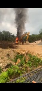 Satu Unit Ekskavator Dibakar OTK di Kampung Ayata