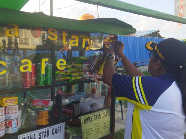 KPU Kota Sorong Bagikan Stiker Ajakan ke TPS