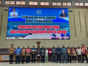 Pemkot Sorong Serahkan Bantuan Modal Usaha bagi Pedagang Pasar Rakyat