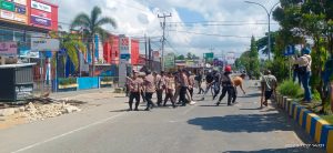 Tuntut Keadilan Ratusan Warga Tambrauw Palang Jalan Depan Polsek Sortim