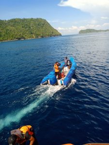 Kapal Pinisi Indosiren Terbakar di Perairan Piaynemo, SAR Dikerahkan