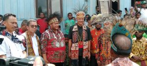Tiba di Kota Sorong, Ganjar Pranowo Disambut Meriah Pendukungnya