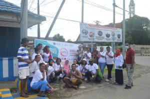 KPA Kota Sorong dan LSM Bagi Bunga, Pita dan Brosur Edukasi HIV/AIDS
