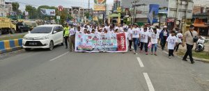 Ratusan Pendukung Prabowo-Gibran Jalan Santai Damai