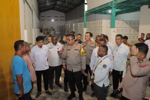 Kapolda Papua Barat Pantau Kesiapan Logistik Pemilu 2024 di Sorong.