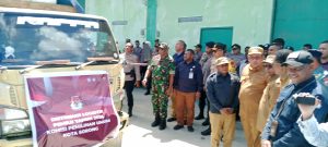 Penjabat Gubernur PBD Lepas Distribusi Logistik Pemilu 2024