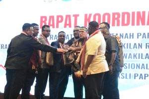 Penjabat Gubernur PBD Dorong MRP Bicara Ekonomi, Sosial dan Budaya