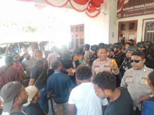 Saksi dan Warga Senopi Mengamuk Pertanyakan Hasil yang di Bacakan PPD.