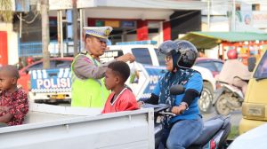 Jelang Buka Puasa, Satlantas Polresta Sorong Kota Bagi-bagi Takjil Gratis