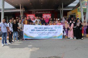 YBM PLN UP3 Sorong Mengajak Anak Yatim Dhuafa Belanja Baju Lebaran