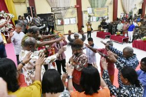 Paul Finsen Mayor Gelar Ibadah Syukuran Kemenangan