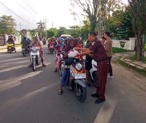 Kejaksaan Negeri Sorong Bagi-bagi Takjil dan Nasi Box Gratis