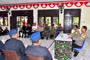 Danpomal Lantamal XIV Dampingi Kapolda Papua Barat Mediasi Kesalahpahaman TNI-Polri