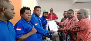 Yeskel Yesnath dan Paulus Jambuane Kembalikan Berkas Pendaftaran Balon Bupati dan Wabup