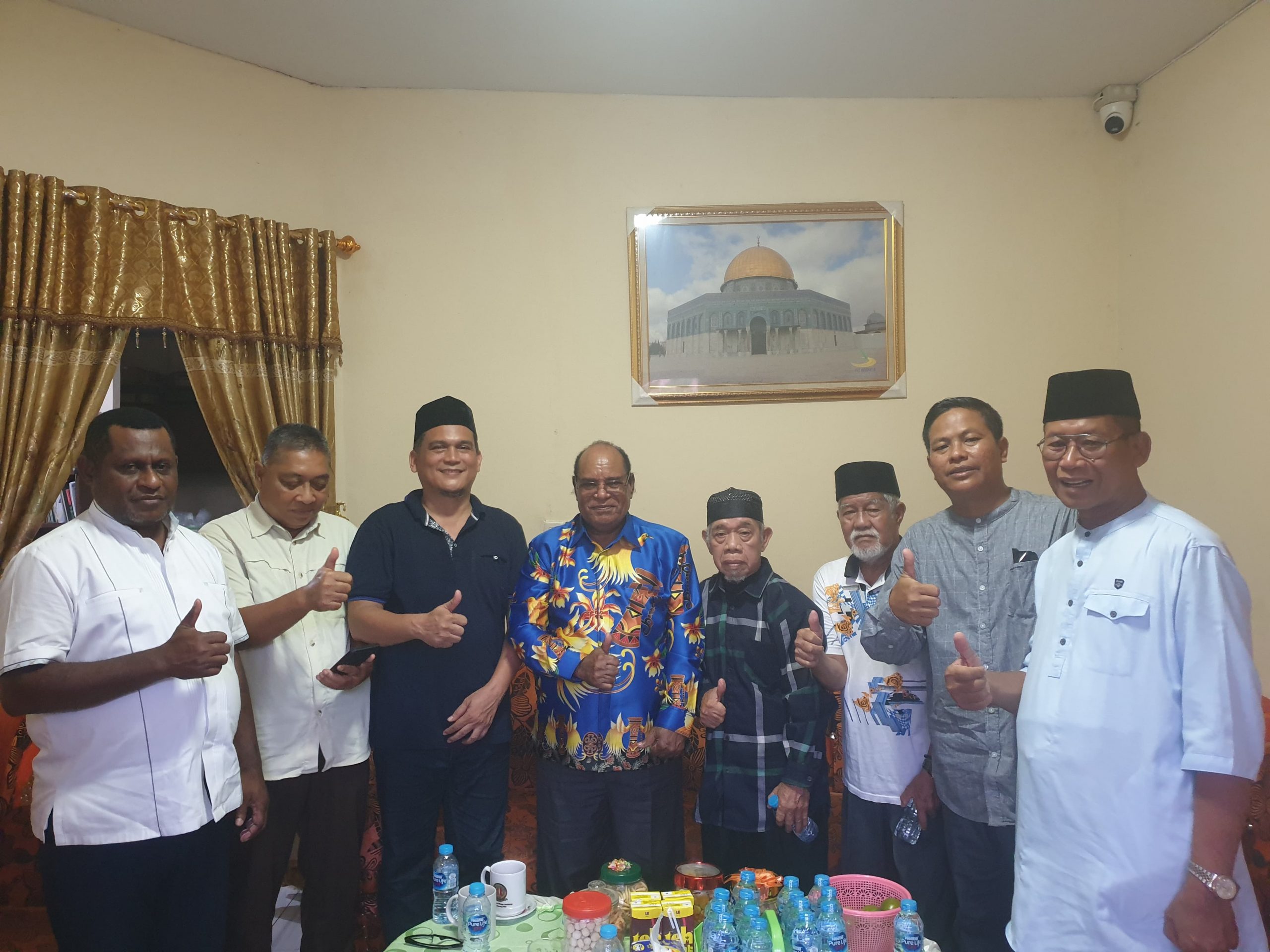Lambert Jitmau saat berkunjung di kediaman Ketua DPW PKS Papua Barat Daya, Syaiful Maliki Arief.