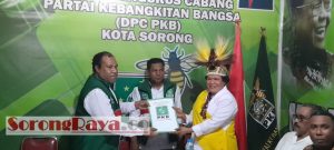 Petronela Kambuaya Peserta Pertama Mendaftar di PKB Kota Sorong