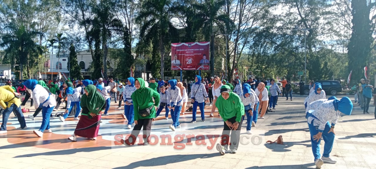 TP PKK Papua Barat Daya bersama GOW melaksanakan Senam Sehat di Halaman Kantor Gubernur PBD. Jum'at 03 Mei 2024. [foto: trisnah-sr]