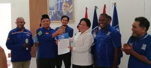 Petronela Kambuaya Terima Surat Tugas Dari DPW PAN Papua Barat Daya