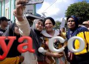 Kunjungi Bazar, Petronela Kambuaya dan Lambert Jitmau Disambut Ribuan Manusia
