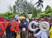 Massa Pendukung Pasangan ARUS Demo di Kantor KPU Minta Keadilan