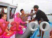 Polresta Sorong Kota dan Pengurus Bhayangkari Bagi Takjil ke Nelayan