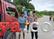 Kapolsek Moraid Bagi Takjil Buka Puasa Kepada Masyarakat