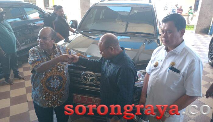 Labert Jitmau Serahkan Satu Unit Mobil Operasional Jenis Land Cruiser