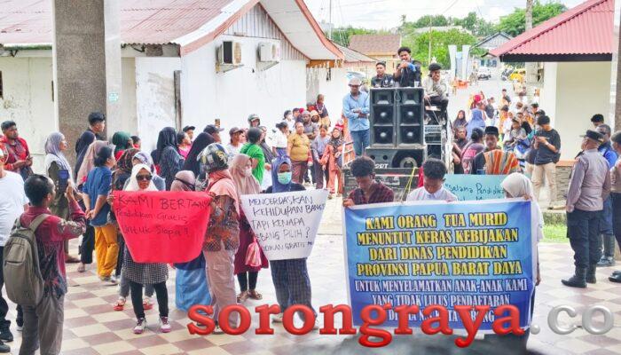 Tak Lolos Pendaftaran, Puluhan Orang Tua Siswa Datangi Kantor Wali Kota Sorong