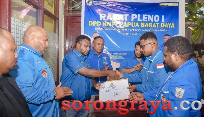 Terima SK Caretaker, Frengky Gifelem Pimpin DPD KNPI Kabupaten Tambrauw
