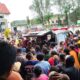 Keluarga Korban Arak Jenazah ke Kantor Wali Kota Sorong, Tuntut Penyelesaian Adat