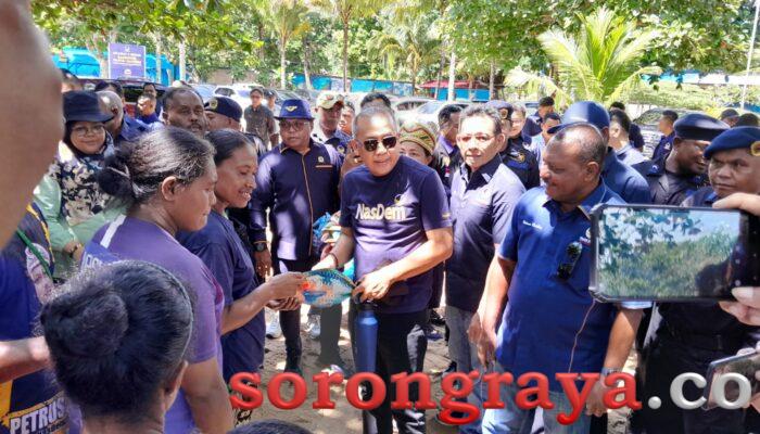 Waketum DPP Nasdem Bagi Dompet Ikan Kepada Mama-mama Papua