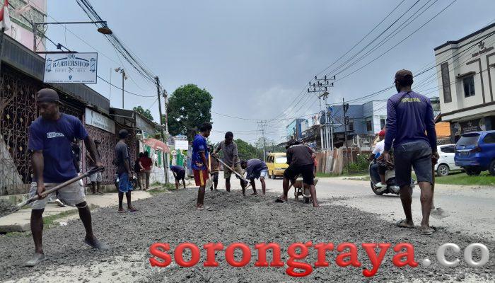 Aksi Sosial, Kolaborasi Pemuda Saoka dan Rufei Timbun Jalan Berlubang