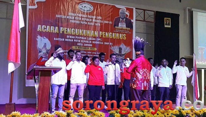 Alfons Kambu Kukuhkan Pengurus Barisan Merah Putih Kota Sorong