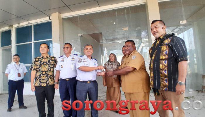 12 Tahun Mangkrak, Akhirnya Pemkot Sorong Serahkan Banguan VIP Bandara DEO