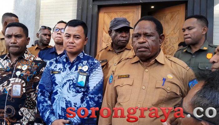 Diduga Honorer “Siluman Disulap” Jadi PNS, Roberth Asmuruf: Saya Tidak Komentar Itu