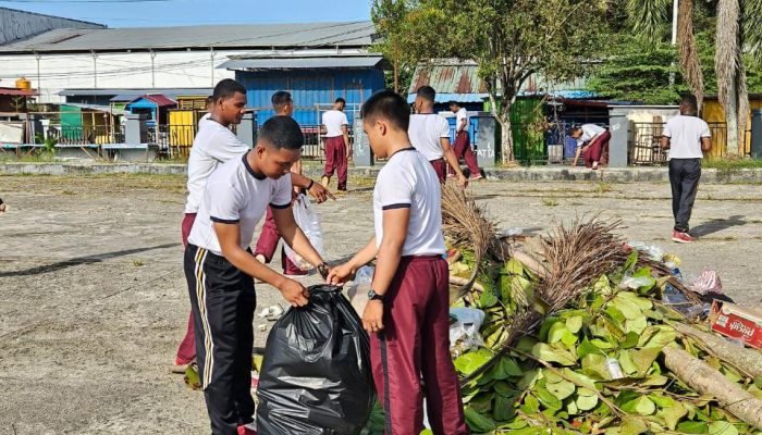 Polda Papua Barat Daya Gelar Giat Kebersihan di Alun-Alun Aimas