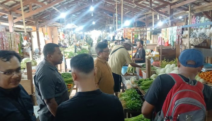 Satgas SABER Lakukan Pengecekan Harga Bahan Pokok di Pasar Kabupaten Raja Ampat