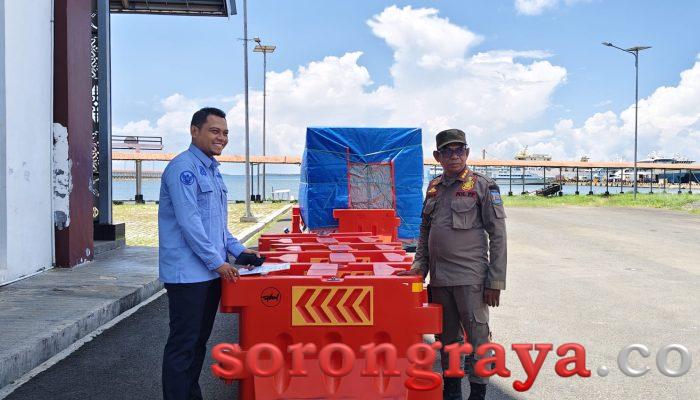 Satpol PP Kota Sorong Terima 20 Unit Pembatas Jalan dari BPTD Kelas II PB