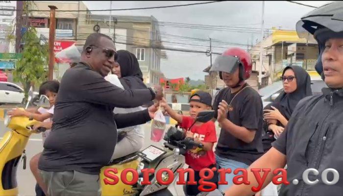 Anggota DPRP Jalur Otsus Bagikan Takjil, Ajak Perkuat Toleransi