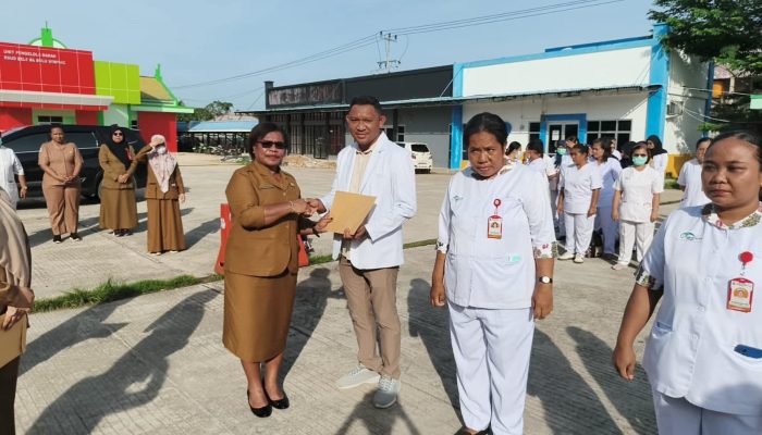Kadis Kesehatan Serahkan Penghargaan Kepada Nakes Berprestasi di RSUD Sele Be Solu