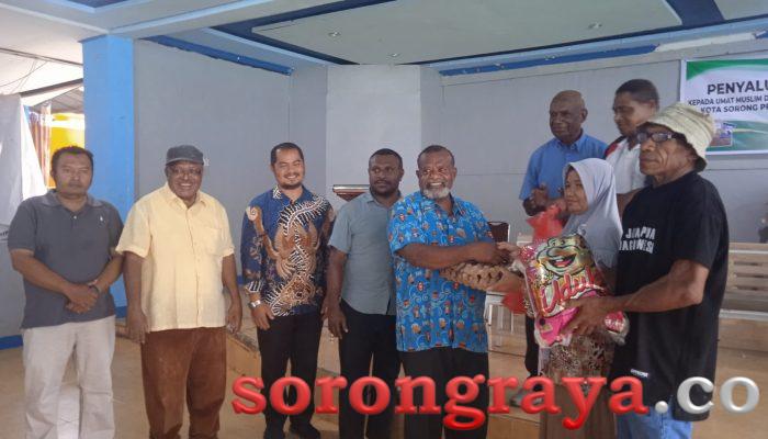 Jelang Idul Fitri, Pemprov PBD melalui YPESM-SAHREI Bagikan 270 Paket Sembako