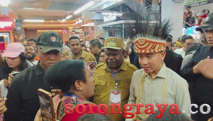 Wapres RI Bagikan Voucher Belanja Senilai Rp500 Ribu untuk 100 Warga di Sorong