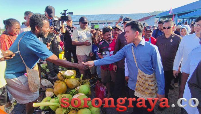 Wapres RI Gibran Blusukan ke Pasar Jembatan Puri, Borong Dagangan Warga